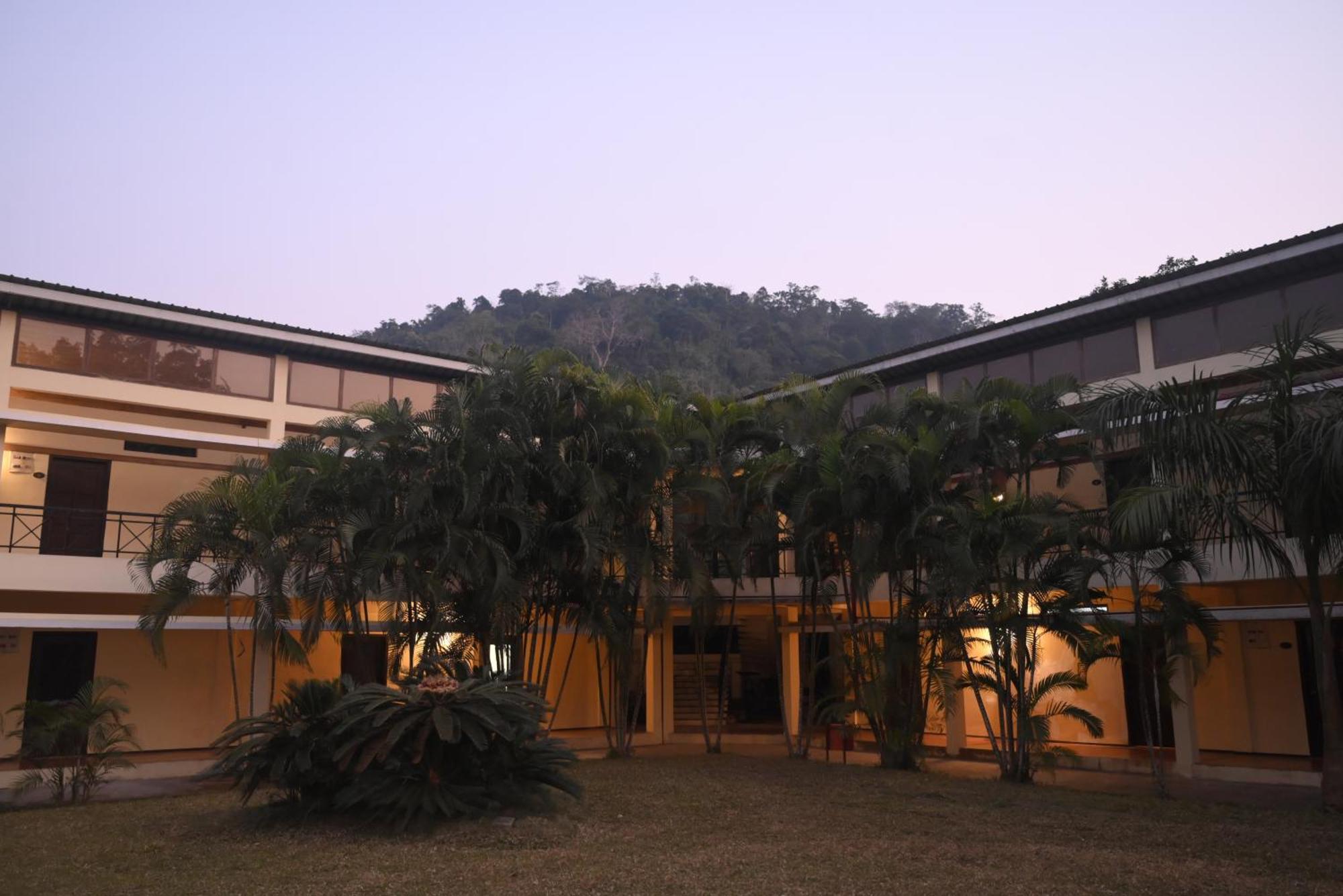 Hotel Landmark Woods à Kāziranga Extérieur photo